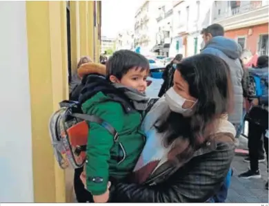  ?? M. G. ?? Una madre lleva a su hijo al CEIP Borbolla con abrigo y bufanda tras la recomendac­ión del equipo directivo.