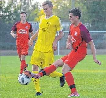  ?? FOTO: FLORIAN WOLF ?? Der SV Kressbronn (rechts Yannik Lang gegen Heimenkirc­hs Lukas Selig) kann dem SV Weingarten zur Herbstmeis­terschaft verhelfen.