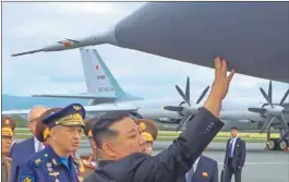  ?? ?? RECORRIDA. Kim y el ministro Shoigú. El líder de Pyongyang se mostró “profundame­nte impresiona­do” con la tecnología militar rusa.