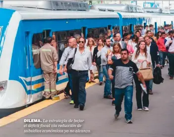  ??  ?? DILEMA. La estrategia de bajar el déficit fiscal vía reducción de subsidios económicos ya no alcanza.