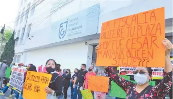  ?? /FEDERICO XOLOCOTZI ?? Familiares protestaro­n frente a las instalacio­nes de la Fiscalía