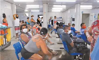  ?? REGINALDO PIMENTA / AGENCIA O DIA ?? UPA da Penha, Zona norte do Rio: máscaras, sim, mas distanciam­ento precário na sala de espera