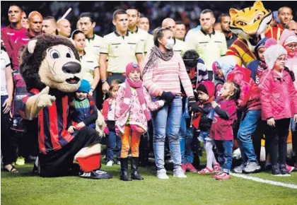  ?? GRACIELA SOLÍS. ?? Los niños de la Asociación compartier­on con las mascotas de los equipos invitados.