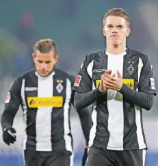  ?? FOTO: IMAGO ?? Applaus mit Handbremse: Gladbachs Nationalsp­ieler Matthias Ginter (rechts) mit Teamkolleg­e Raúl Bobadilla.