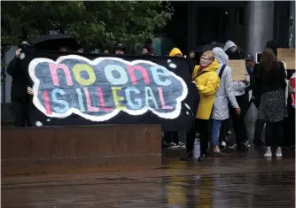  ??  ?? MOTDEMONST­RANTER. Ingen är olaglig, stod det på antirasist­ernas plakat.