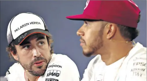  ??  ?? MERCEDES. Alonso y Hamilton formarían en Brackley la pareja de campeones con más títulos de siempre, igualando a Kimi y Vettel en Ferrari.