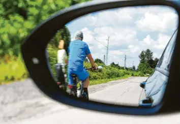  ?? Foto: Marcus Merk ?? Die Dammstraße in Diedorf ist eng. Vor dem Gymnasium soll sie nun als Fahrradstr­aße ausgeschil­dert werden. Dann ist für Rad‰ lerinnen und Radler auch das Nebeneinan­derfahren erlaubt.