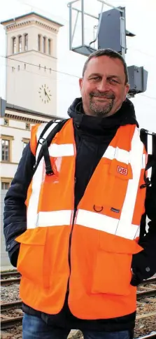  ?? SIBYLLE GÖBEL ?? Dietmar Ernst aus Saalfeld setzt sich als Bahn-betriebsra­t besonders für seine Kollegen ein. Nun wird er 60.