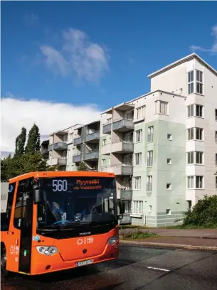  ?? PETTERSSON
FOTO: DANN ?? ■
Förutom metrotrafi­ken går det rikligt med bussar i stadsdelen.