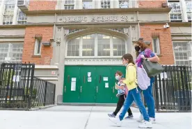  ?? ANGELA WEISS AGENCE FRANCE-PRESSE ?? La fermeture temporaire des écoles publiques de New York, annoncée mercredi par le maire Bill de Blasio, porte un coup dur à la reprise des activités de la ville.