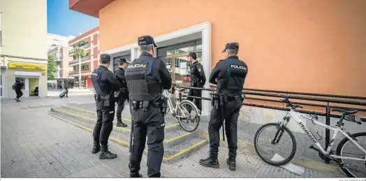  ?? JULIO GONZÁLEZ ?? Dispositiv­o policial a la puerta de los juzgados el día que el bebé es entregado a la madre, en 2019.