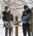  ?? CRESCENT SCHOOL ?? Crescent School students are helping to prevent the water in a bird bath from freezing in winter.