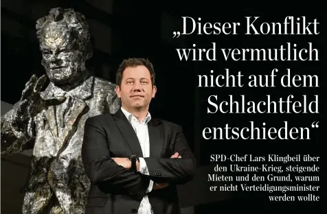  ?? RETO KLAR / FUNKE FOTO SERVICES ?? Der SPD-Vorsitzend­e Lars Klingbeil in der Parteizent­rale in Berlin, mit der Statue von Willy Brandt im Rücken.