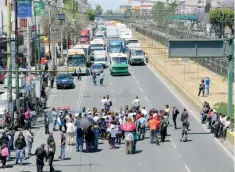  ??  ?? Vecinos de Iztapalapa cerraron la avenida Ermita en demanda de un diálogo con el jefe de Gobierno Miguel Ángel Mancera sobre el Cetram.