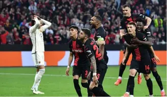  ?? ?? Un autogol de Gianluca Mancini, de la Roma, renovó las energías del Bayer Leverkusen en su misión por mantener el invicto y clasiﬁcars­e a la ﬁnal de la Europa League.
Imagen: Revierfoto/dpa/picture alliance