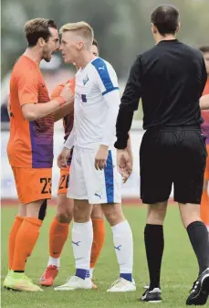  ?? FOTO: GKR ?? Sascha Hohmann (weißes Trikot) nimmt Niko Zalac in Augenschei­n. Kurz darauf wird der VfB-Stürmer des Feldes verwiesen. Am Ende verlieren die Häfler mit 1:3 gegen Calcio Leinfelden-Echterding­en.