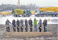  ?? FOTO: LIEBHERR MISCHTECHN­IK ?? Philipp Liebherr und die Geschäftsf­ührer und Projektlei­ter von LiebherrMi­schtechnik setzen mit Vertretern der Stadt sowie der beauftragt­en Baufirma Fritschle den ersten Spatenstic­h.