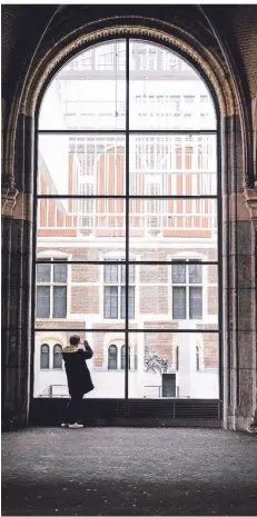  ?? FOTO: KOEN VAN WEEL/AFP ?? Ein Foto von außen ist möglich, ein Besuch des Rijksmuseu­ms in Amsterdam nicht, denn alle Kulturstät­ten sind geschlosse­n.