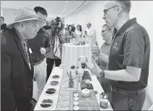  ?? MINGMEI LI / CHINA DAILY ?? John Smagula (right) brews tea for guests at a United Nations culture exhibition.