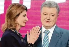  ?? FOTO ČTK/AP ?? Uznal porážku. Petro Porošenko jako ukrajinská hlava státu končí. Na snímku s manželkou Marynou ve svém volebním štábu v Kyjevě.