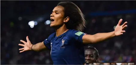  ??  ?? Dans un Roazhon Park à guichets fermés, Wendie Renard (ci-dessus) a donné la victoire aux Bleues, en inscrivant sur penalty son e but en sélection. Viviane Asseyi, elle, a été très présente. (Photos AFP)