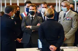  ?? (Photo AFP) ?? En inaugurant le premier grand vaccinodro­me parisien, qui fonctionne­ra  jours sur , Emmanuel Macron a annoncé élargir massivemen­t la vaccinatio­n.