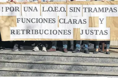  ?? ERASMO FENOY ?? Funcionari­os protestan ante la sede de la Audiencia en Algeciras.