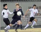  ?? Contribute­d photo by Gail Conner ?? Oscar Flores moves the ball down the field for the Bulldogs.