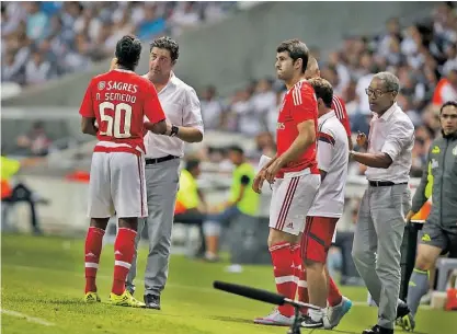  ??  ?? Rui Vitória tem testado vários jogadores mas ainda quer novas contrataçõ­es