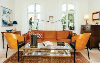  ??  ?? Sofagruppe­n i den første stue består af en sofa af Børge Mogensen, et sofabord af Georg Kofoed og to laenestole, "Costes", af Philippe Starck. I højre hjørne af vindueskar­men ses den japanske glaspige, som parret er saerligt glade for.