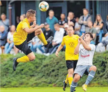  ?? FOTO: VOLKER STROHMAIER ?? Manuel Leiendecke­r (links) musste mit dem SV Steinhause­n bei den SF Schwendi, hier mit Adrian Ruf, den späten Ausgleichs­treffer hinnehmen.