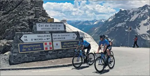  ??  ?? GALIBIER. Nairo Quintana y Mikel Landa, durante la jornada de reconocimi­ento de ayer en las etapas del próximo Tour de Francia.