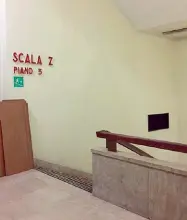  ??  ?? Le scale Le scale di via via Freguglia costruite con parapetti in muratura alti 80 centimetri. A sinistra, la chiusura parziale di varchi con pannelli trasparent­i, e, a fianco, il particolar­e della scalinata senza corrimano a parete