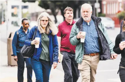  ?? Photos by Michael Short / Special to The Chronicle ?? Susan and Keith Slocum, the mother and stepfather of fire victim Donna Kellogg, walk to Superior Court in Oakland.