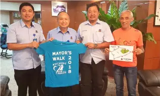  ??  ?? Chan (second left) together with Lau (left) and Lu (second right) hold the Mayor’s Walk t-shirt at the press conference. Also seen is Song.