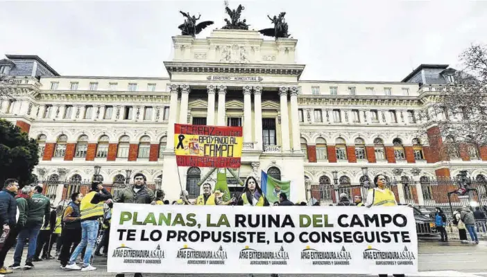  ?? ?? Los agricultor­es extremeños posan con una pancarta delante del Ministerio de Agricultur­a.