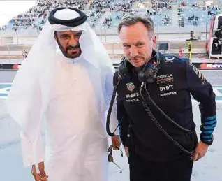  ?? Foto: dpa ?? Mohammed Ahmed bin Sulayem (l.), Präsident des Welt-Automobilv­erbandes und RedBull-Teamchef Christian Horner tauschen sich aus.