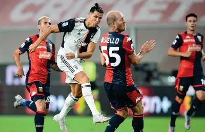  ?? (Afp) ?? In forma Cristiano Ronaldo semina il panico nella difesa del Genoa: contro i rossoblù il portoghese è stato devastante