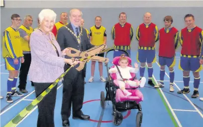  ?? Deputy mayor Noel Delaney and deputy mayoress Ann Stubbert with Lola and the Men-Aces ??