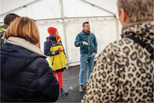  ?? FOTO: JACOB J. BUCHARD ?? Irene Kaspersen fra natteravno­rdningen og Carl Fredrik Holst fra Agder Taxi inviterer alle som skal ta drosje hjem inn på bolle og kaffe i oppvarmet telt.