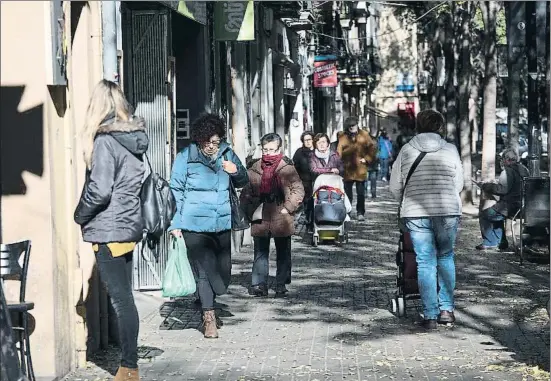  ?? ANA JIMÉNEZ ?? Cooperació de barri. La majoria d’establimen­ts de Gran de Sant Andreu volen pagar més impostos per millorar el seu carrer