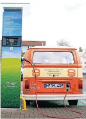  ?? FOTO: PRZYBILLA ?? Ihr Bäcker Schüren setzt seit 2011 Elektro-Fahrzeuge ein. Aktuell sind es 23 Liefer- und Personenwa­gen. Darunter ist auch dieser umgebaute Oldtimer.