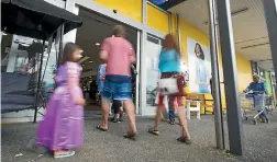  ??  ?? These shoppers at The Valley helped boost Christmas spending in Taranaki.