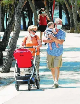  ?? EFE ?? Unos abuelos sacan a pasear a su nieto por Madrid Río
