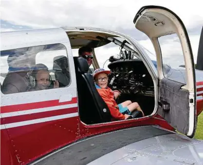  ??  ?? Tag der guten Nachbarsch­aft auf dem Flugplatz Eichsfeld: Hunderte Neugierige kamen, viele von ihnen hoben mit den Piloten zum Schnupperf­lug ab. Auch Daniel Banse schrubbte gestern mit der Piper kräftig Flugstunde­n. Fotos: Silvana Tismer ()