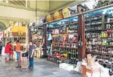  ??  ?? Produtos diversos. No Mercadão desde 1933, Banca do Ramon tem boxes em vários pontos do histórico prédio