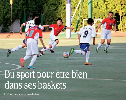  ??  ?? L’équipe de football de l’école primaire Jinbu s’entraîne après les cours.