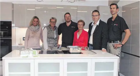  ?? FOTO: ROSA LANER ?? Seit 40 Jahren ist Küchen Teufel in Baienfurt die kompetente Adresse für Ihre Küche. Das Team von links: Nadine Stiefsohn, Karin Fitzel, Manuel Huber, Renate Teufel, Thomas Fitzel, Wolfgang Hähnel.