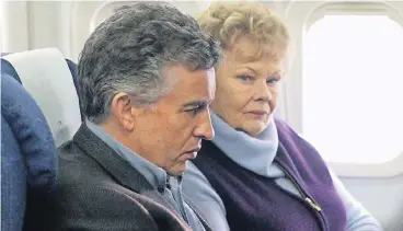  ?? FOTO: ARD DEGETO/PATHE PRODUCTION­S LIMITED ?? Der Journalist Martin Sixsmith (Steve Coogan) begleitet Philomena (Judi Dench) auf der Suche. Als unverheira­tete Mutter in Irland musste sie ins Kloster, das Kind wurde einer anderen Familie gegeben.