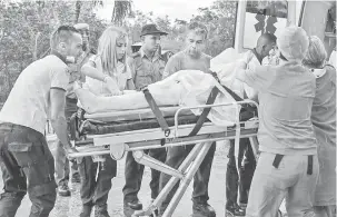  ?? — Gambar AFP ?? TERSELAMAT: Gambar ini dikeluarka­n oleh Agensi Berita Cuba menunjukka­n ketibaan seorang mangsa yang terselamat dari nahas pesawat Cubana de Aviacion ke hospital di Havana.